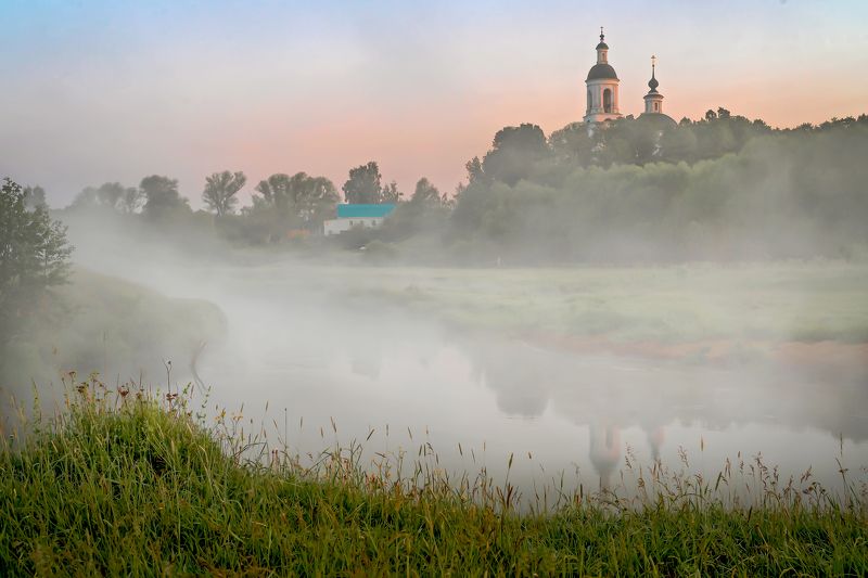 Лёгкий, холодный туман на рассвете  у реки...... фото превью