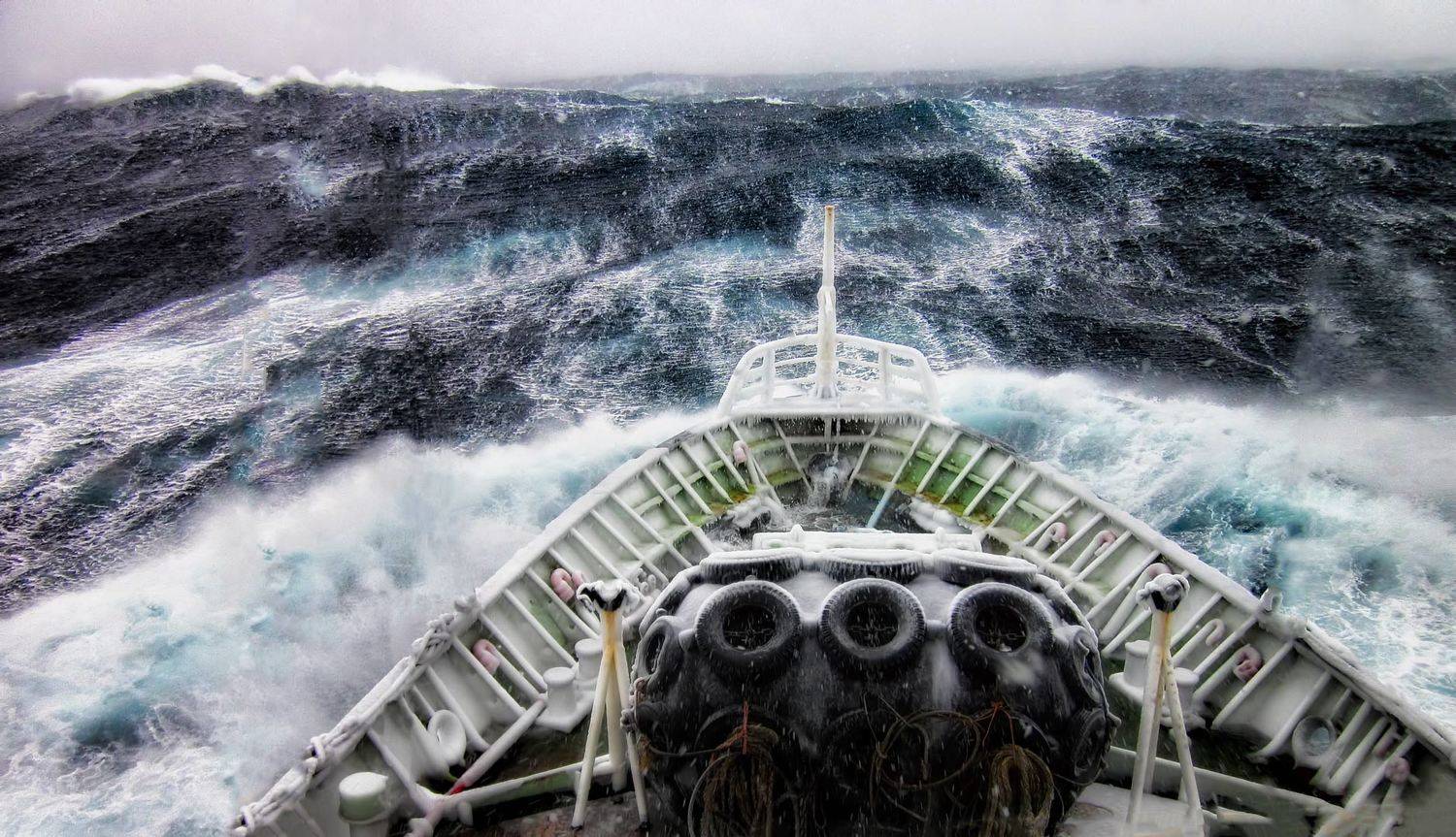 охотское море, зима, шторм, волны, нос судна, Евгений Паршуков