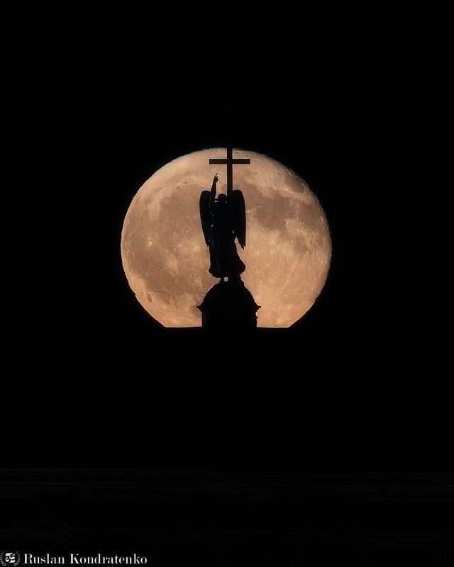 Восход Луны за Ангелом на Александровской колонне фото превью