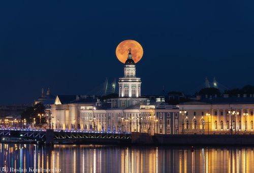 Заход Луны за Кунсткамерой