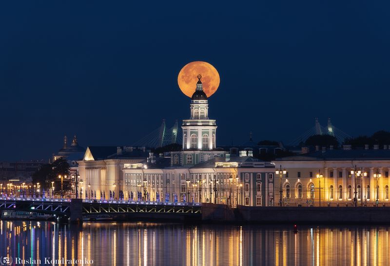 Заход Луны за Кунсткамерой фото превью