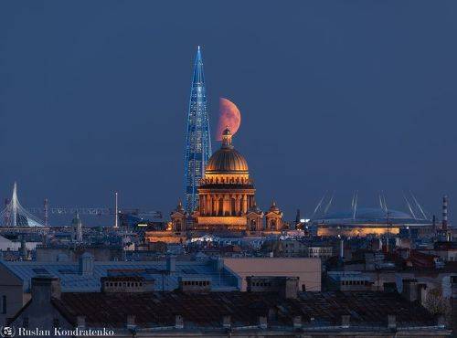Заход Луны за Исаакиевским собором и Лахта-центром