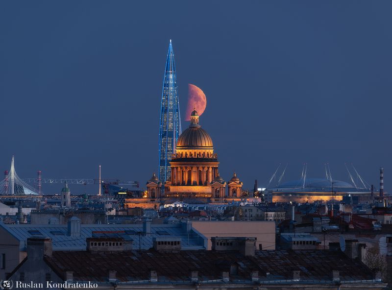 Заход Луны за Исаакиевским собором и Лахта-центром фото превью