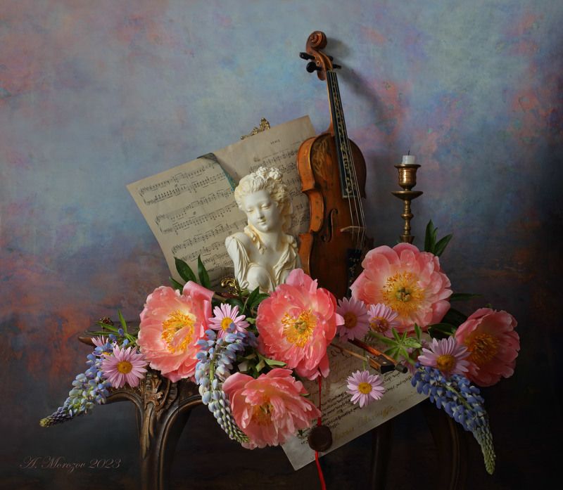 цветы, пионы, люпины, скрипка, музыка, свеча, девушка, скульптура Натюрморт со скрипкой пионами фото превью