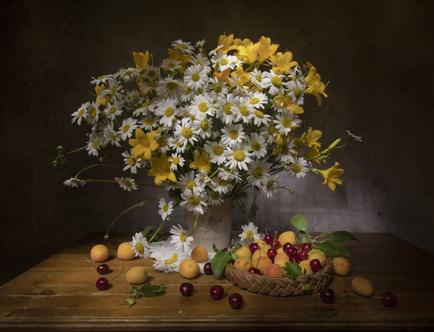 натюрморт, ромашки, лилейник, черешня, абрикосы, крыжовник, яблоня, Татьяна Феденкова