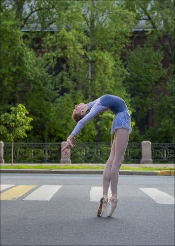 Прогиб балерины рано утром в Санкт Петербурге