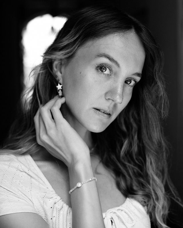 портрет, портретная фотография, женский портрет, естественный свет, фотосессия, чб, девушка, естественность Света фото превью