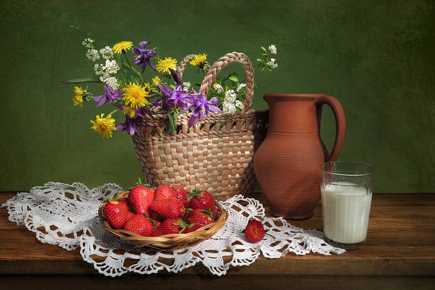 натюрморт,клубника,кувшин,цветы,корзина,салфетка,молоко,стакан, Алла Шевченко