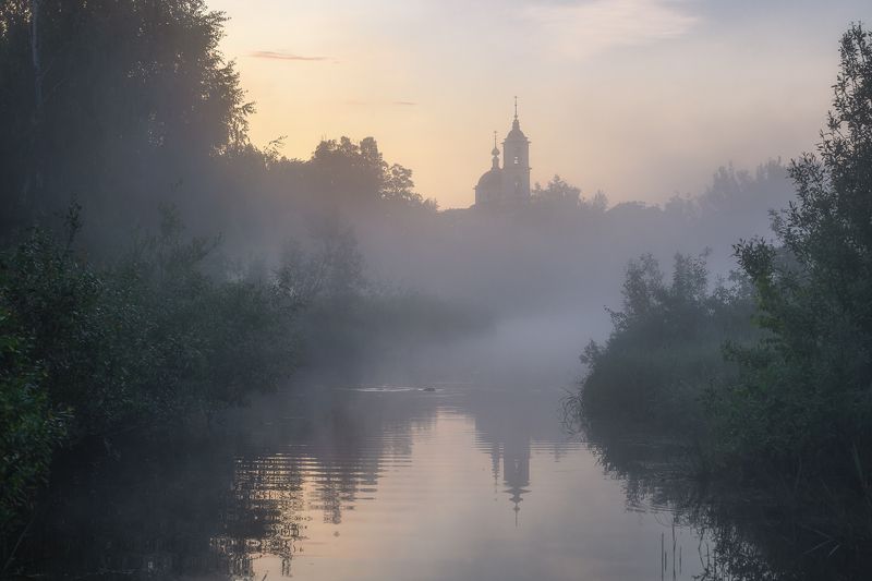 церковь храм туман утро fog morning church Утреннее купание маленькой выдры фото превью