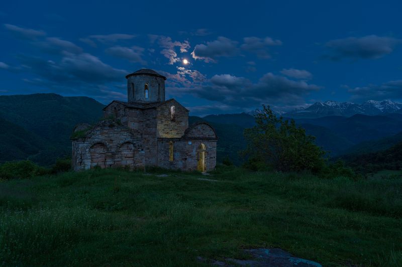 Сентинский храм в свете луны фото превью