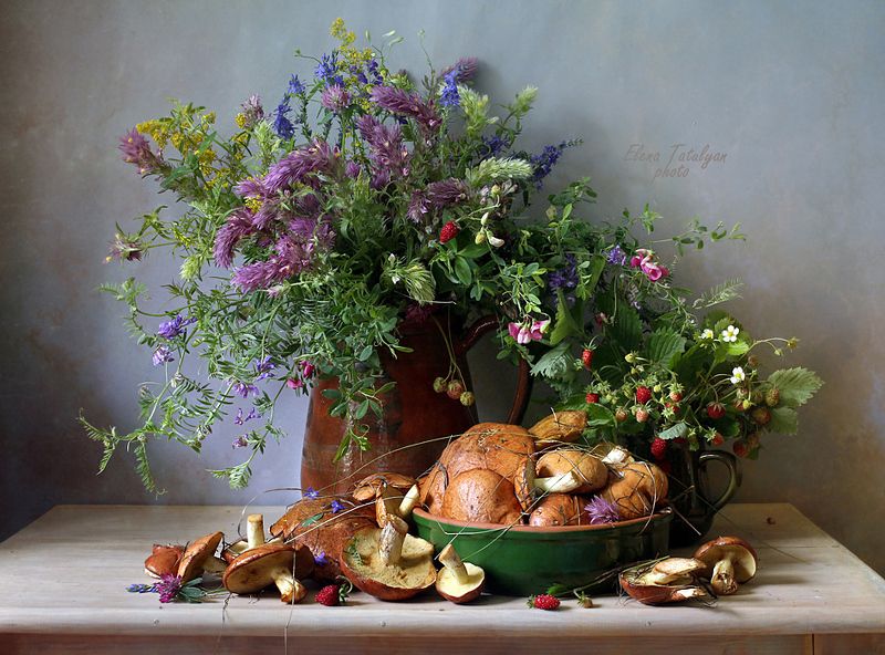 ягоды, цветы, грибы Летние натюрморты с ягодами и грибами фото превью