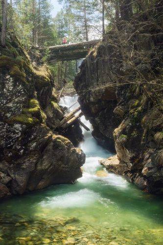 Над пропастью Кавказских рек