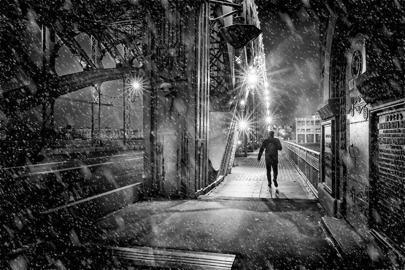 город.вечер,мост,прохожий,непогода Непогода фото превью