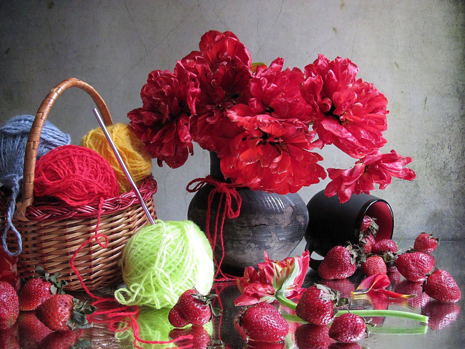 цветы, букет, тюльпаны, клубника, пряжа, спицы, кувшин, кружка, корзинка, Наталия Тихомирова