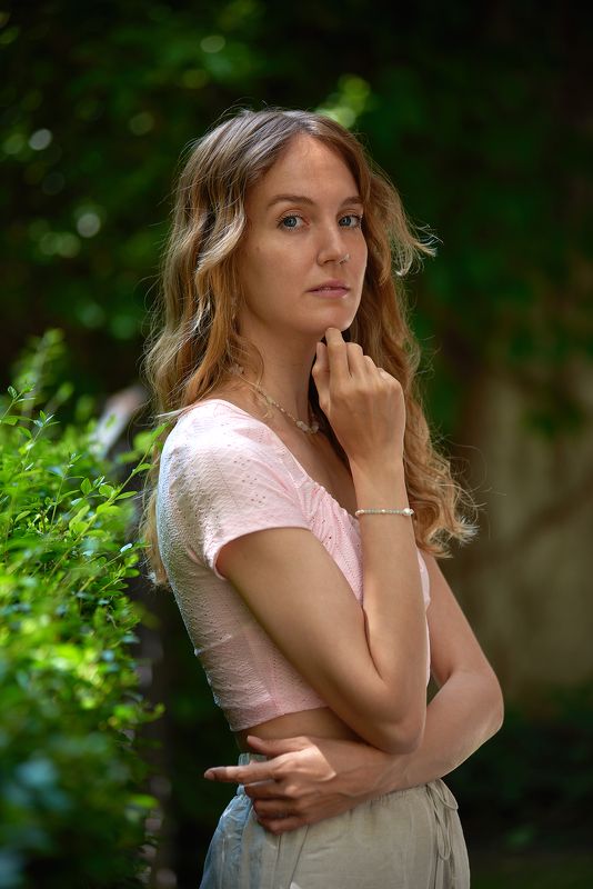 портрет, портретная фотография, женский портрет, естественный свет, фотосессия, цвет, девушка, естественность Света фото превью