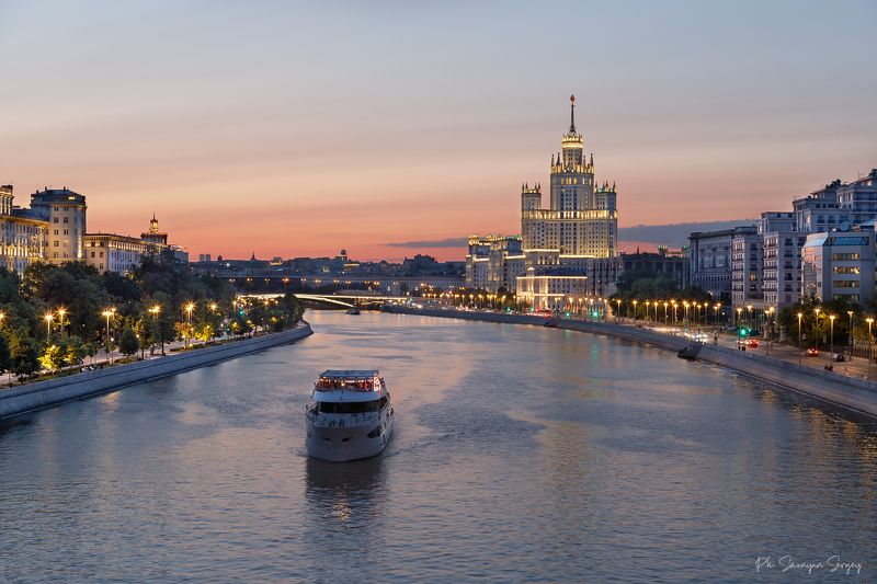 Нежный закат у дома на набережной фото превью