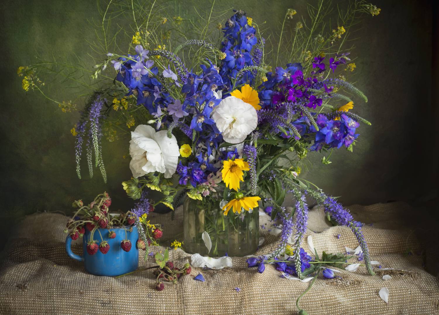 букет цветов,лето, земляника, натюрморт,кружка, Зимина Лионелла
