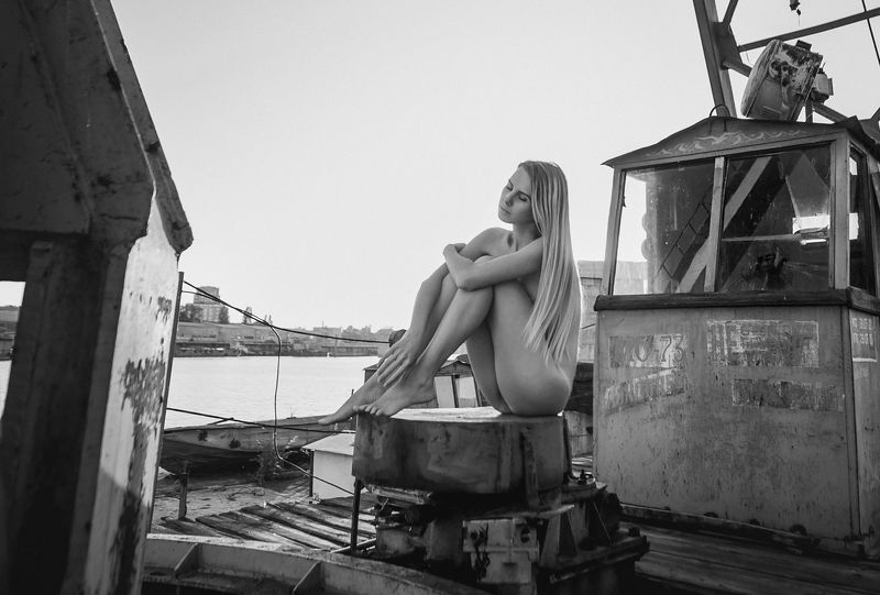 Young girl on an old barge фото превью