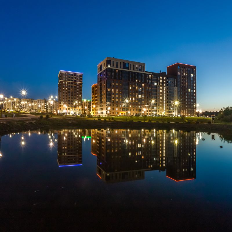 Киров, Вятка, пруд, вода, тепло, лето, ночь, ярко, небо, отражения, архитектура, район, город, подсветка, здания, рыбы, рыба, глубина, подсветка Теплый вечер в Кирове фото превью