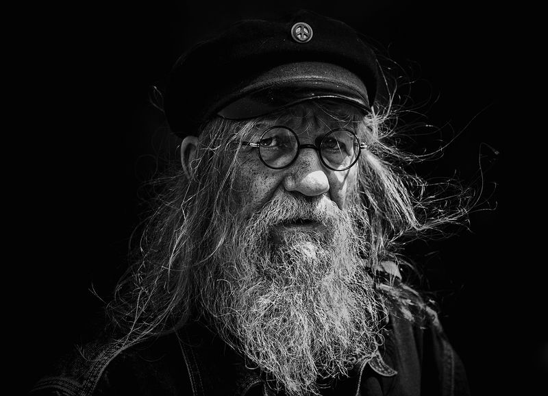чб фото, уличный мужской портрет, фестиваль хиппи  фото превью