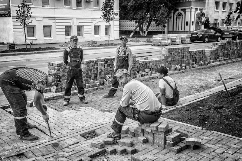 гастарбайтер, жанр, жанровый портрет, стройка, улица, город , архитектура, кирпичи, лето, июнь, вечер Гастарбайтеры фото превью