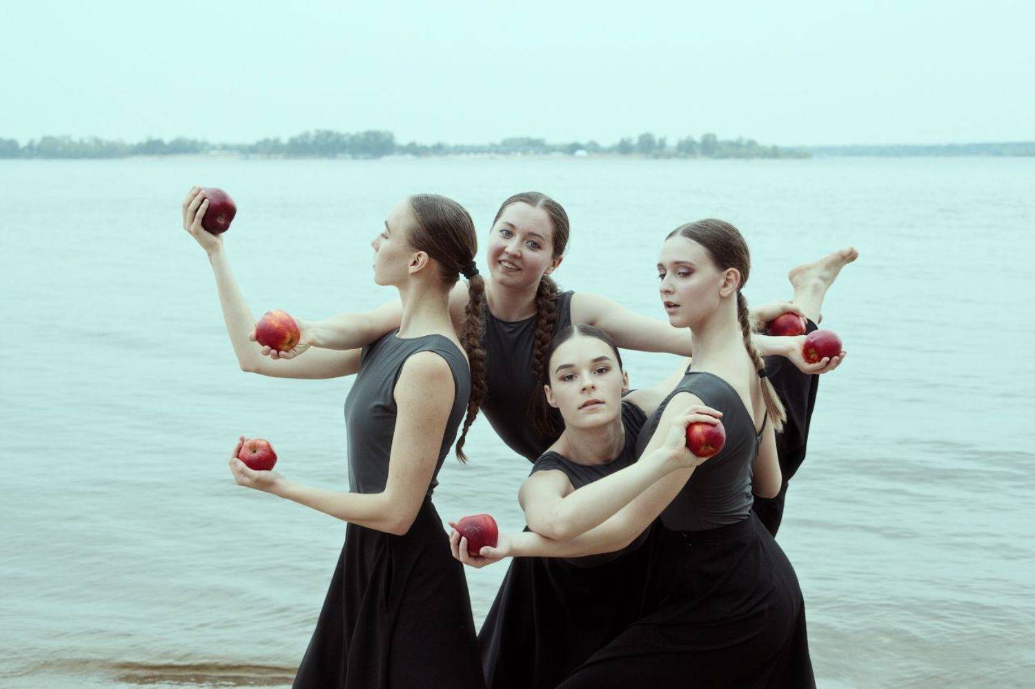 девушки, река, портрет, Андрей Ларионов