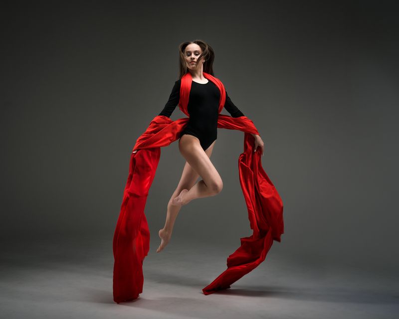 спортивная фотосессия спортарт фото Красное полотно фото превью