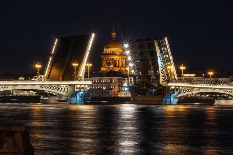 Вид на Исаакиевский собор через разводной пролет Благовещенского моста. фото превью