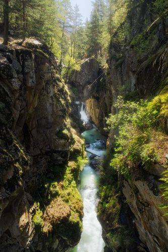 Застрявший валун над пропастью реки