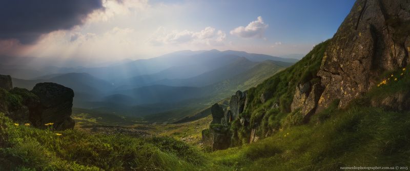 Карпаты. Вид с горы Поп Иван. Горы в лучах заходящего солнца. фото превью
