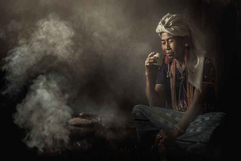 karen; ethnic; clothing; thailand; tribal; old; people; village; necklace; traditional; female; asia; indigenous; dress; girl; face; rai; chiang; style; costume; hill; chaing; typical; refugee; culture; jewelery; mai; fashion; portrait; northern; thai; wo Woman in traditional costumes at Karen drink coffee in Chiang Mai, Thailand. фото превью