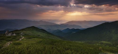 Карпаты. Вухатый камень. Панорама рассвета над Дземброней.