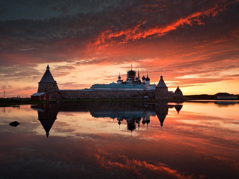 Закат, Отражение, Святое озеро, Соловецкий монастырь, Соловки Еще заря багрянцем стыла фото превью
