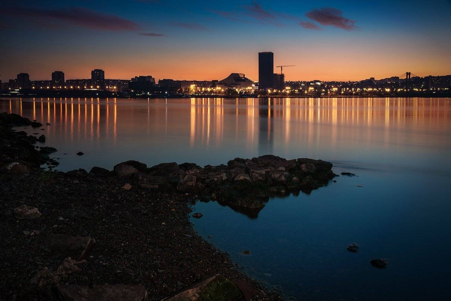 пейзаж, город, река, енисей, красноярск, вечер, ночь, закат, берег, огни, отражения, камни, Дмитрий Антипов