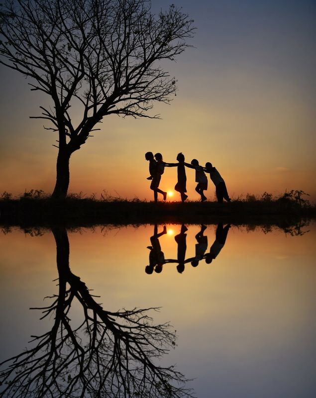 Child, Silhouette, Childhood, People, Pond, Walking, Sky, Sunset, Thailand, Bare Tree, Boys, Carefree, Children Only, Color Image, Elementary Age, Five People, Girls, Grass, Holding, In A Row, On The Move, Outdoors, Photography, Reflection, Sun, Togethern Friend фото превью