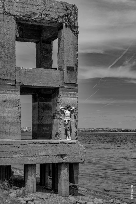 девушка, топлесс, грудь, причал, вода, руины, стоять, молодая, женщина, обнаженная,  фото превью