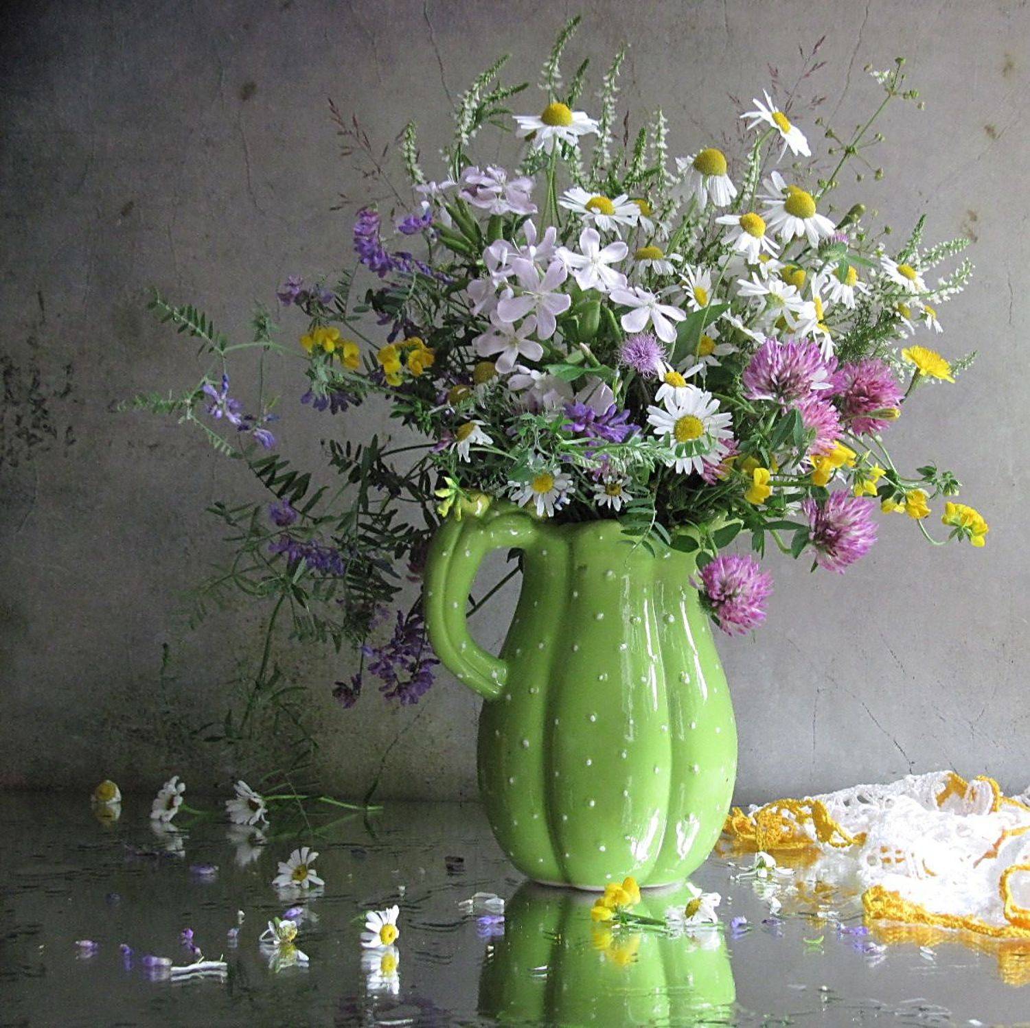 цветы, букет, полевые цветы, ромашки, клевер, мышиный горошек, кувшин, салфетка, Наталия Тихомирова