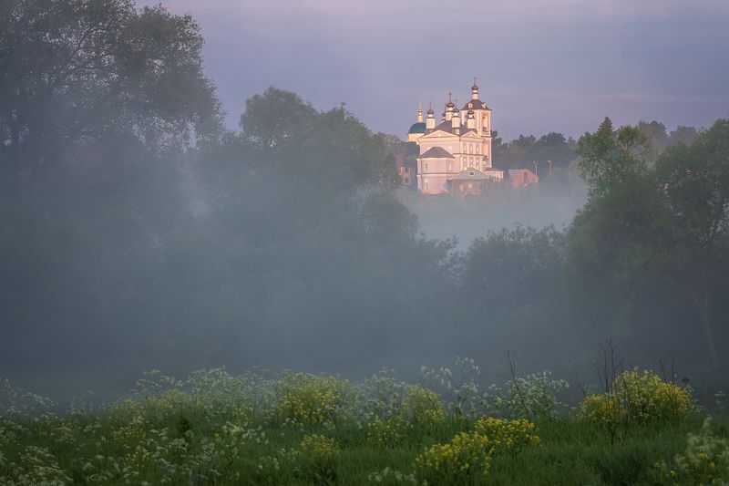 храм церковь рассвет природа туман россия московская_область В первых лучах солнца фото превью