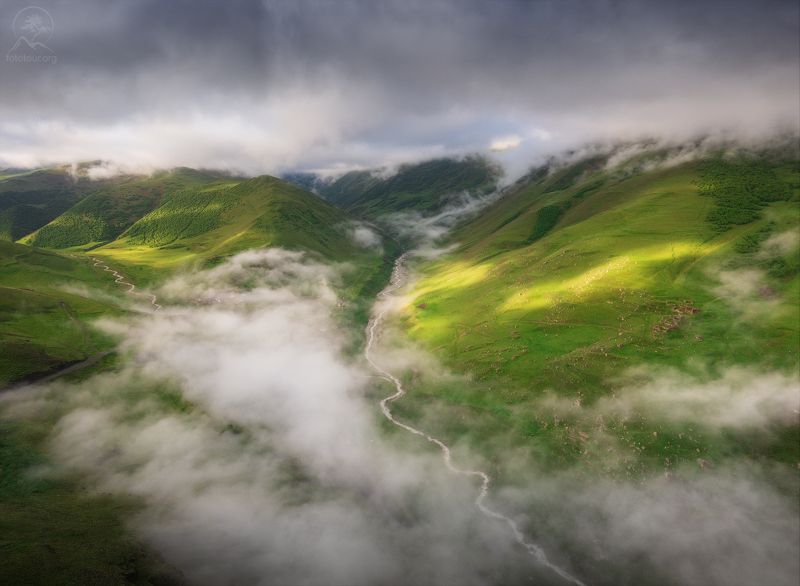 горы, облака, лето, альпийские луга, фототур в северную осетию, рассвет, река, дигория Окутаны облаками фото превью