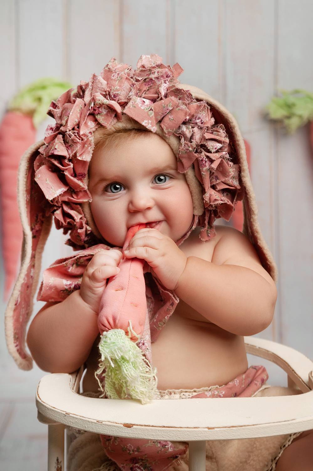 love, baby, family, babyphoto, familyphoto, children, childrenphoto, childrenphotography, зайка, малышка, детский портрет, детское фото, детская съёмка, портрет, ребёнок, пасха, девочка, морковка, дитя, ситтер, студийный портрет, Ману Фалько