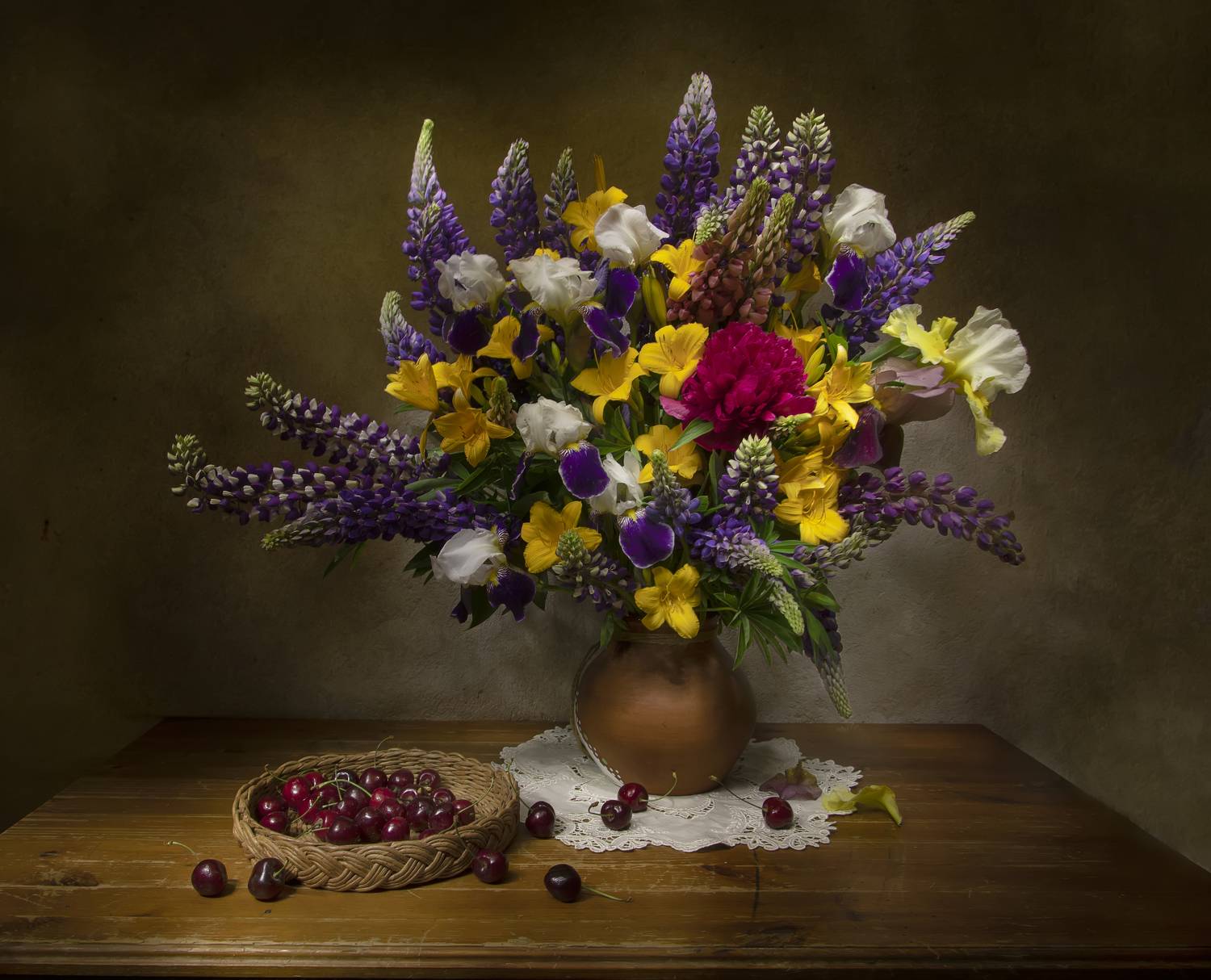 натюрморт, люпины, пион, ирисы, лилейник, черешня, Татьяна Феденкова