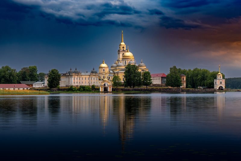 Восход у монастыря фото превью