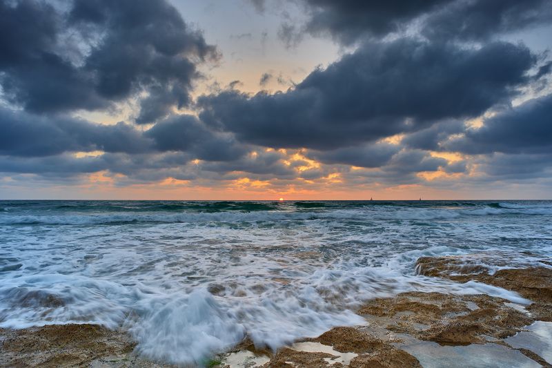 Закат на Средиземном море фото превью