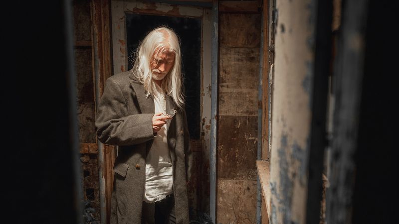 фото, портрет, мужчина, тишина, приключение, пасмурный, серый, опасность, темный Путник фото превью