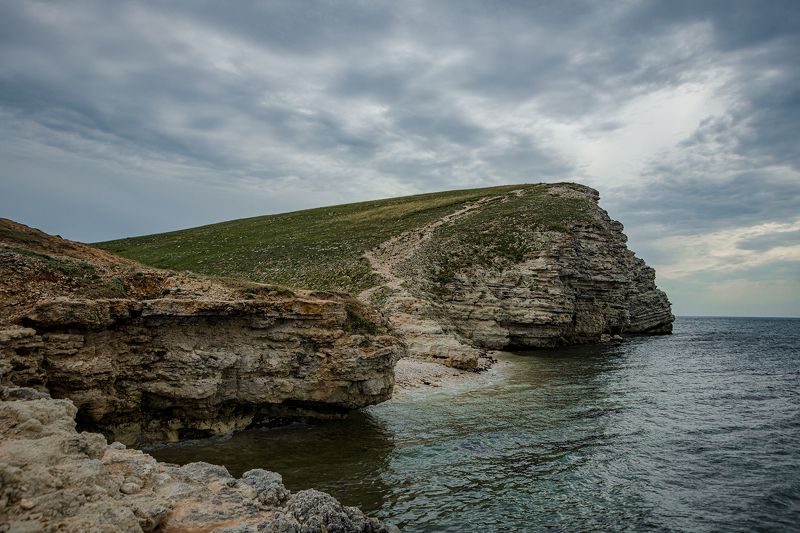 Утес у края моря фото превью