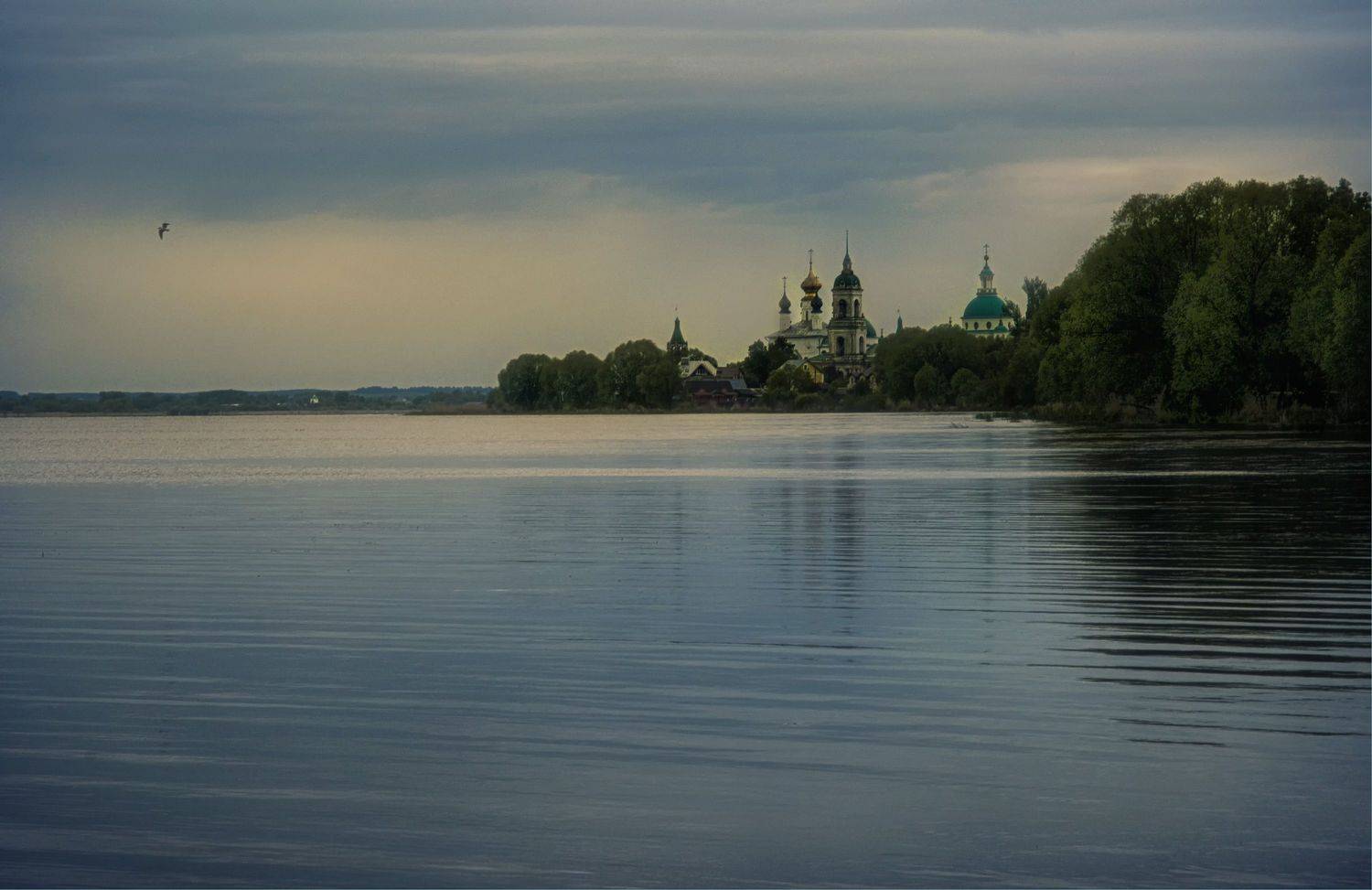 озеро церкви колокольни деревья, Вера Петри