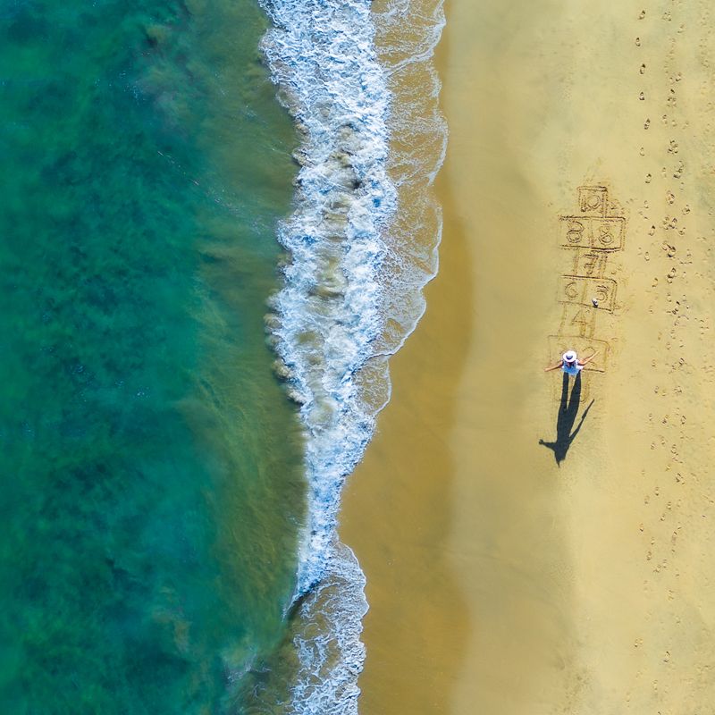 PLAYING ON THE SHORE фото превью