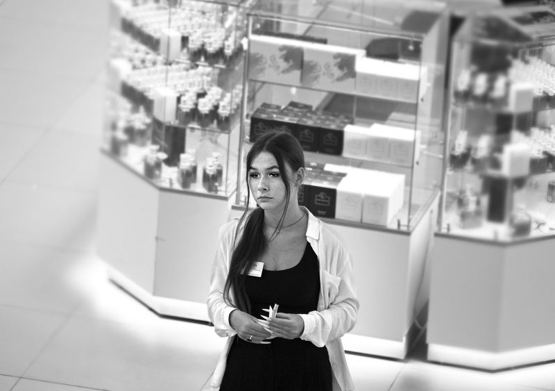 Продавец духов фото превью