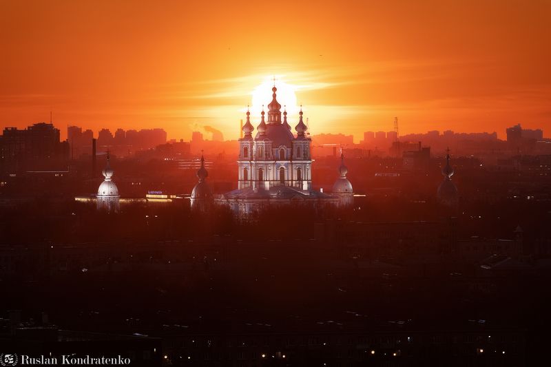 Закат за Смольным собором фото превью
