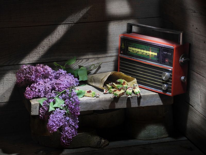 цветы, сирень, конфеты, приёмник, радиоприёмник, свидание, В ожидании свидания. фото превью